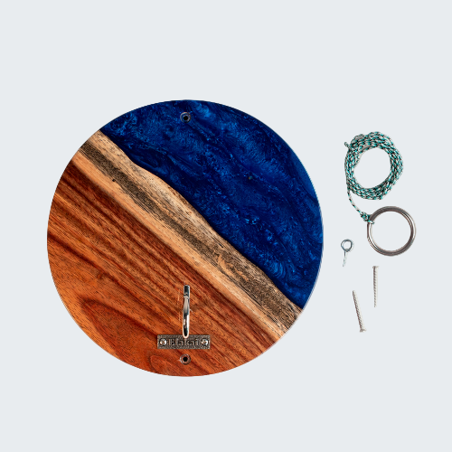 Round wall hook with wooden and blue resin design, accompanied by keys and a bracelet on a white background.