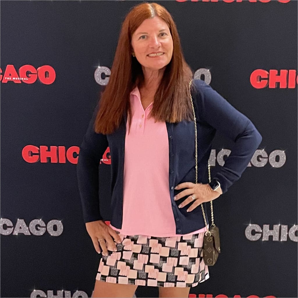 Woman posing in front of a 'Chicago' backdrop